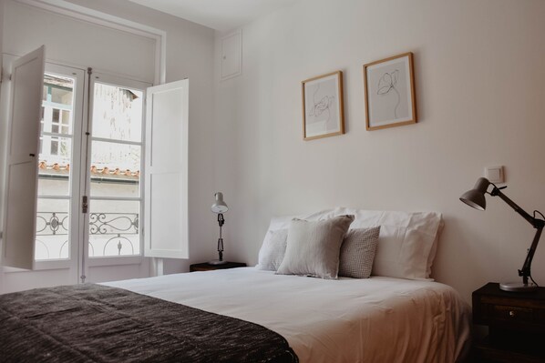 1 bedroom, Internet, bed sheets - Spacious, light-filled one-bedroom apartment (self check-in) (Coimbra)