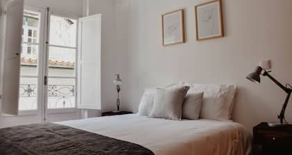 Spacious, light-filled one-bedroom apartment (self check-in)