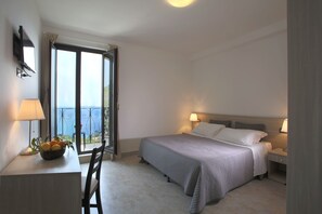 Dobbelt- eller tomannsrom – superior, balkong, sjøutsikt | Minibar, safe på rommet, skrivebord og lydisolert