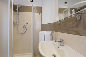 Quarto casal ou duplo superior, sacada, vista para o mar | Banheiro | Chuveiro, chuveiro com efeito de chuva, secador de cabelo, bidê