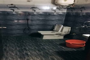 Habitación Deluxe | Baño | Regadera, amenidades de baño gratuitas, toallas