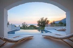 A heated pool - Villa Nature Beauty with Heated Pool (Makarska)
