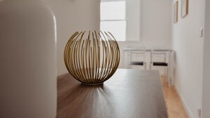 Een modern interieur met een houten tafel en een decoratieve vaas.