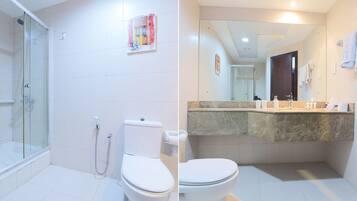 Classic Apartment | Bathroom | Shower, free toiletries, hair dryer, towels