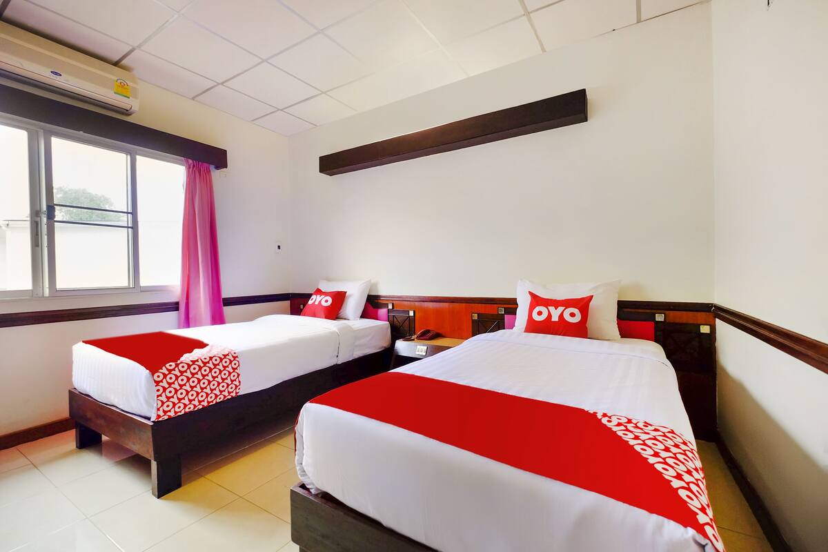 Escritorio, wifi gratis y ropa de cama