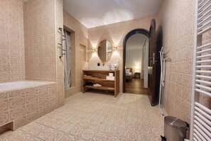 Een douche, een haardroger, handdoeken, zeep