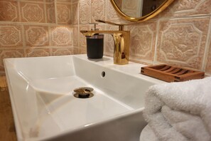 Douche, sèche-cheveux, serviettes fournies, savon