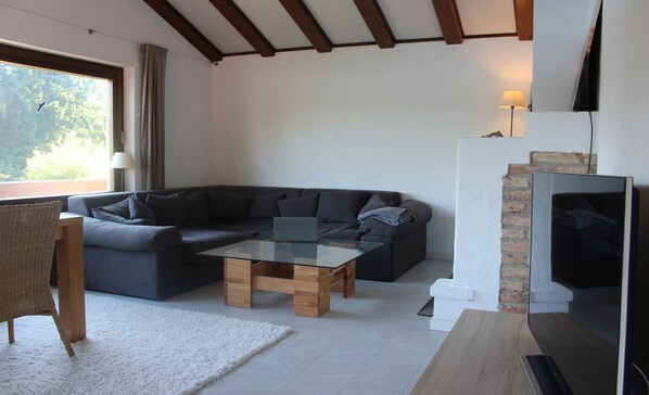 Unclassified image, 1 of 22, button