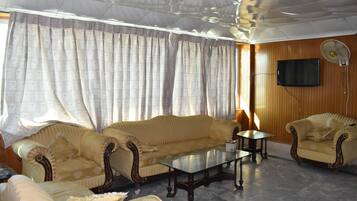 Deluxe Double Room | Living area | TV