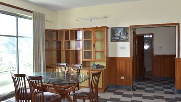 Deluxe Double Room | In-room dining