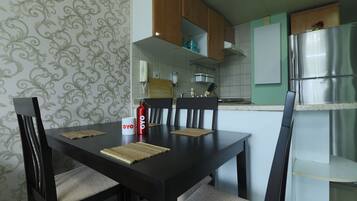 Classic Apartment, 2 Bedrooms | In-room dining