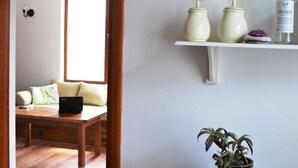 Premium-Apartment, 1 Schlafzimmer, Balkon, Blick auf den Innenhof | Essbereich im Zimmer
