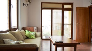 Premium-Apartment, 1 Schlafzimmer, Balkon, Blick auf den Innenhof | Wohnbereich | Flachbildfernseher