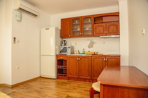 Apartamento premium, 2 quartos, sacada, vista para a cidade | Cozinha privada | Geladeira, micro-ondas, fogão, cooktop