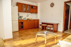 Apartamento premium, 2 quartos, sacada, vista para a cidade | Cozinha privada | Geladeira, micro-ondas, fogão, cooktop
