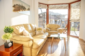 프리미엄 아파트, 침실 2개, 발코니, 시내 전망 | 거실 공간 | 평면 TV