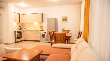 Apartemen Deluks, 2 kamar tidur, balkon, pemandangan laut | Dapur pribadi | Lemari es, oven, kompor, dan mesin pembuat kopi/teh