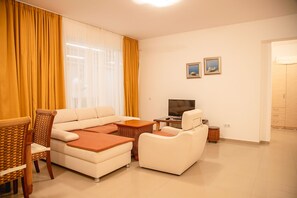 Deluxe Apartment, 2 Bedrooms, Balcony, Sea View | Living area