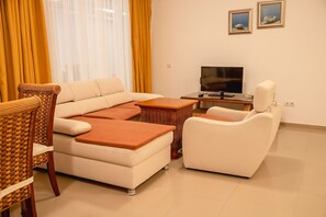 디럭스 아파트, 침실 2개, 발코니, 바다 전망 | 거실 공간 | 평면 TV