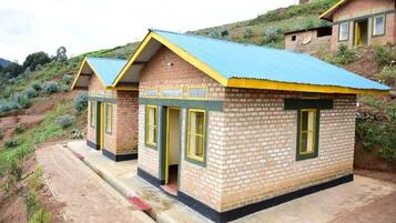 Escrivaninha, roupa de cama