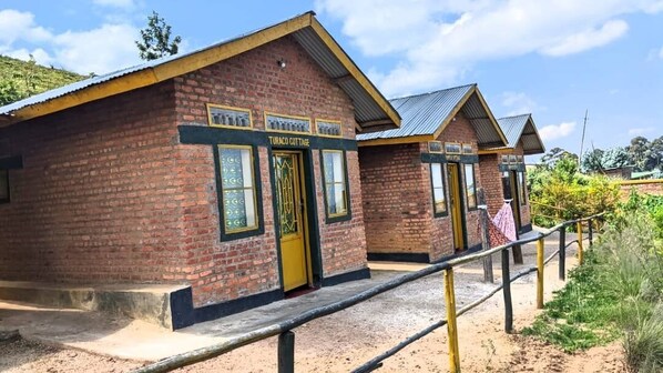 Basic Double Room | Desk, bed sheets - Nyungwe Eco Village (Cyato)