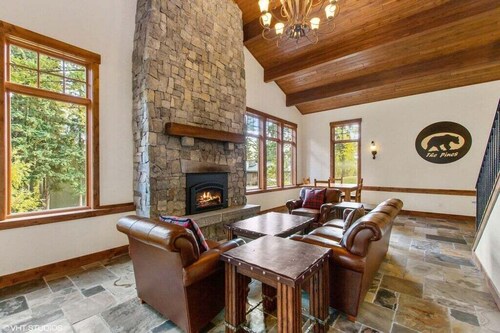 Incredible Whitefish Mountain Ski and summer baselodge! Underground parking and close ski access