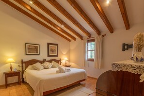 4 bedrooms, iron/ironing board, travel crib, free WiFi