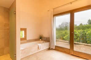 Ducha y bañera combinadas, secador de pelo, toallas y jabón