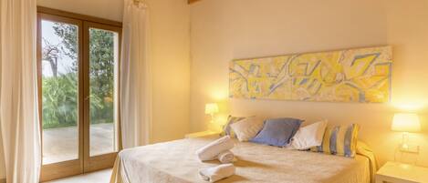 5 bedrooms, in-room safe, iron/ironing board, free WiFi