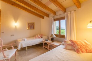 3 chambres, fer et planche à repasser, Wi-Fi gratuit, draps fournis