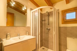 Doccia, asciugacapelli, asciugamani, sapone