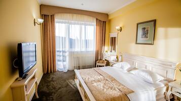 ميني بار وخزنة داخل الغرفة ومكتب وتجهيزات عازلة للصوت