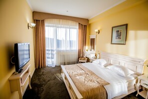 高级双人房 | 迷你吧、客房内保险箱、办公桌、隔音