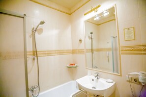 Artículos de tocador gratuitos, secador de pelo, batas, pantuflas