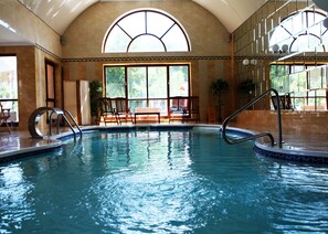 Una piscina techada, sillones reclinables de piscina