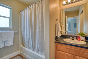 Combined shower/tub, hair dryer, towels, soap - Cozy and Stylish Home (Boise)