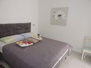 2 makuuhuonetta, silitysrauta/-lauta, ilmainen Wi-Fi, vuodevaatteet