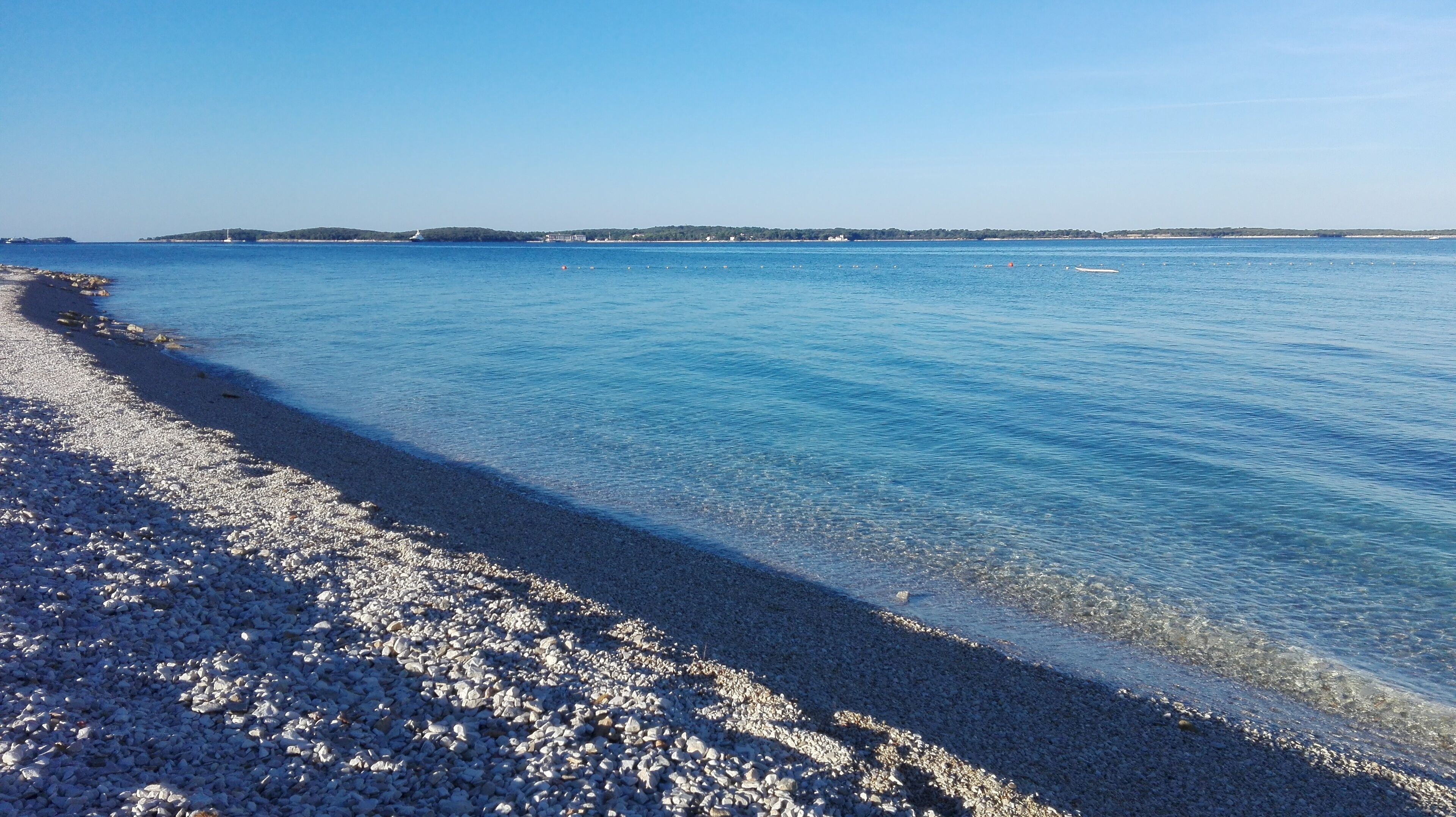 En la playa y camastros 