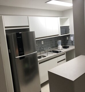 Geladeira, micro-ondas, fogão, cooktop