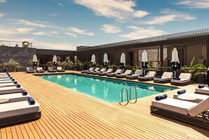 Una piscina al aire libre de temporada