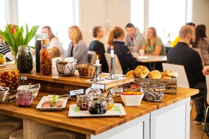 Petit déjeuner buffet servi tous les jours en supplément