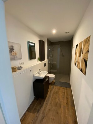 Shower, hair dryer, soap - Apartment Sontje the first time OG (Laboe)