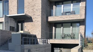 A modern building with a brick facade, large windows, and a flat roof. - Apartment Sontje the first time OG (Laboe)