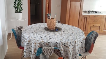 Condo clásico | Cocina privada | Microondas, parrilla de estufa, tostadora y artículos de limpieza