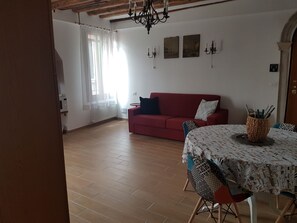 Classic-Apartment | Wohnzimmer | Flachbildfernseher