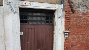 Exterior detail - Ca' Fondamenta (Venice)