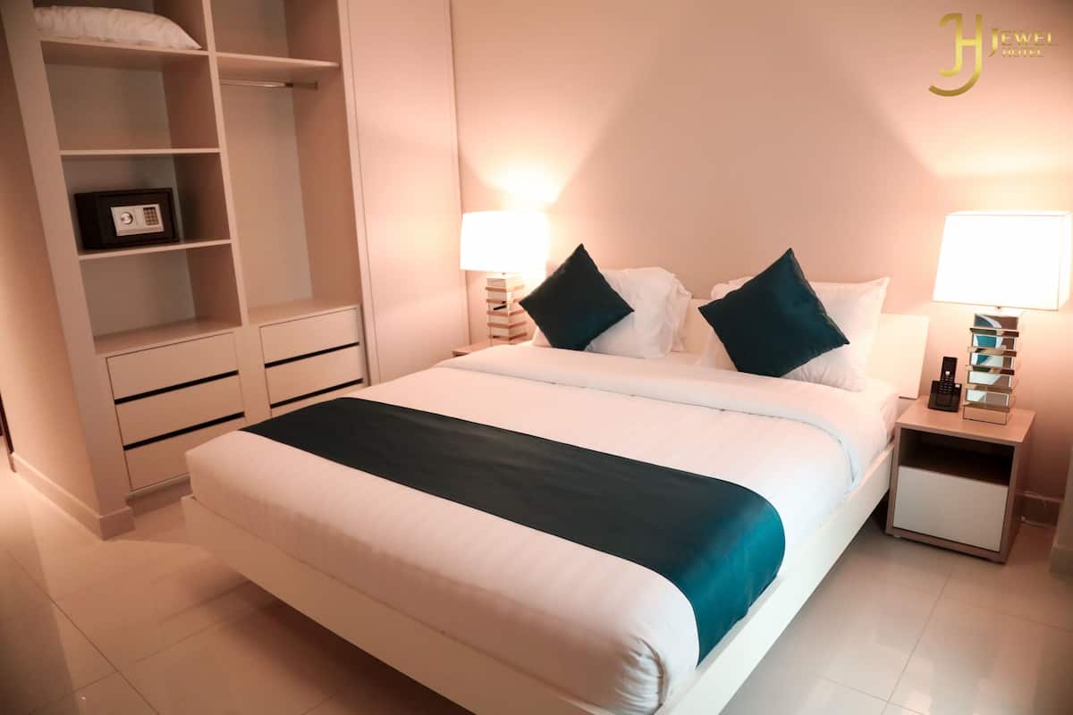 Suite Eksekutif, 2 kamar tidur | 1 kamar tidur, selimut bulu angsa, brankas, dan tirai kedap cahaya