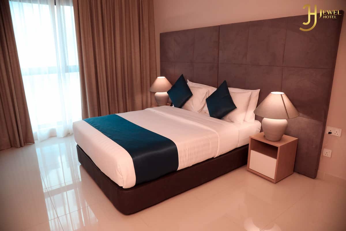 Suite Deluks, 1 kamar tidur | 1 kamar tidur, selimut bulu angsa, brankas, dan tirai kedap cahaya