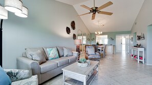 Smart TV - La Vida es Bella – Resort-Style Living Condo Minutes from Anna Maria Island (Bradenton)