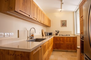 Deluxe Apartment, 3 Bedrooms | Private kitchen
